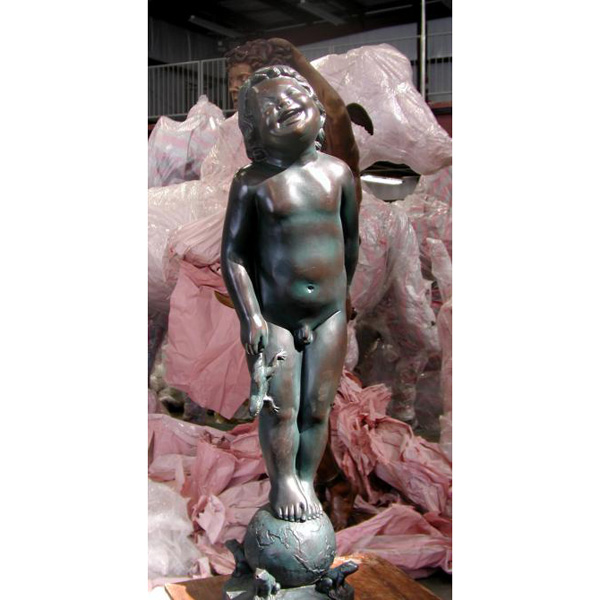 Bronze \' Little boy holding a frog peeing, Fountain \'